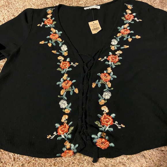 American Eagle floral embroidered crop top - Picture 2 of 8